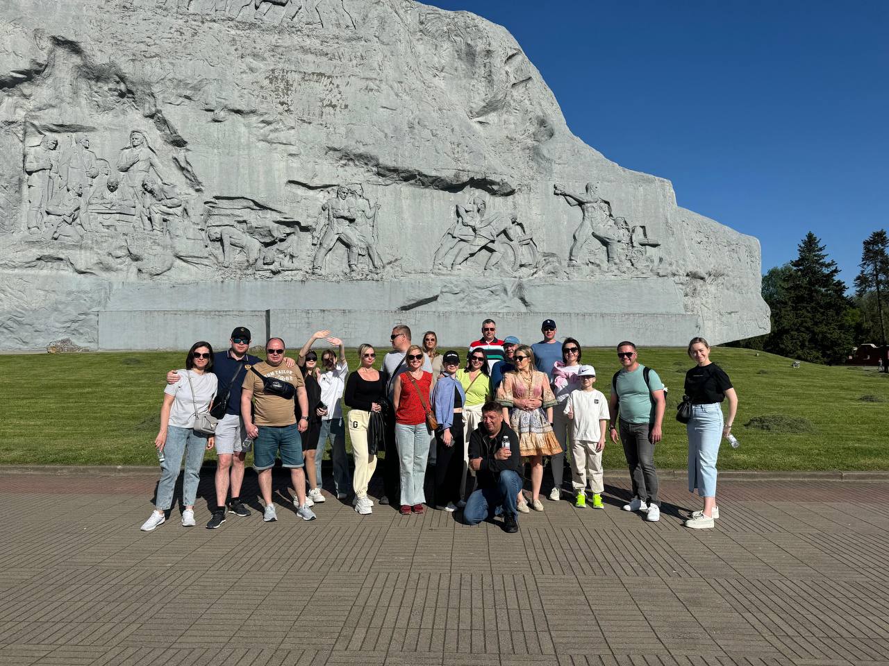 Большая компания друзей путешественников