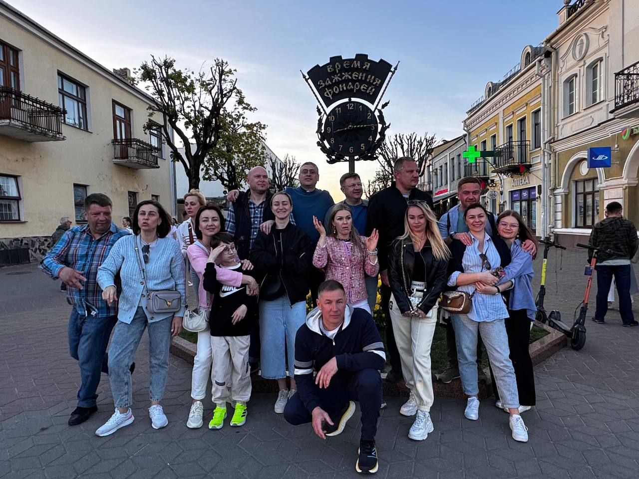 Большая компания друзей путешественников