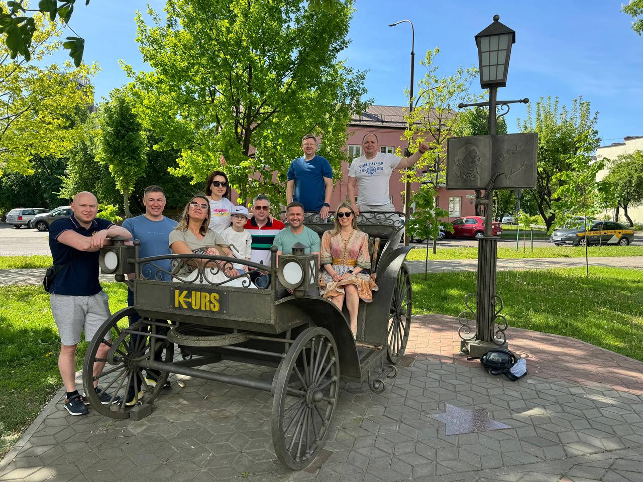 Большая компания друзей путешественников