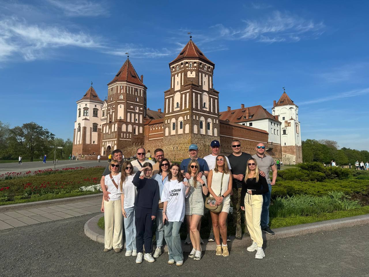 Большая компания друзей путешественников