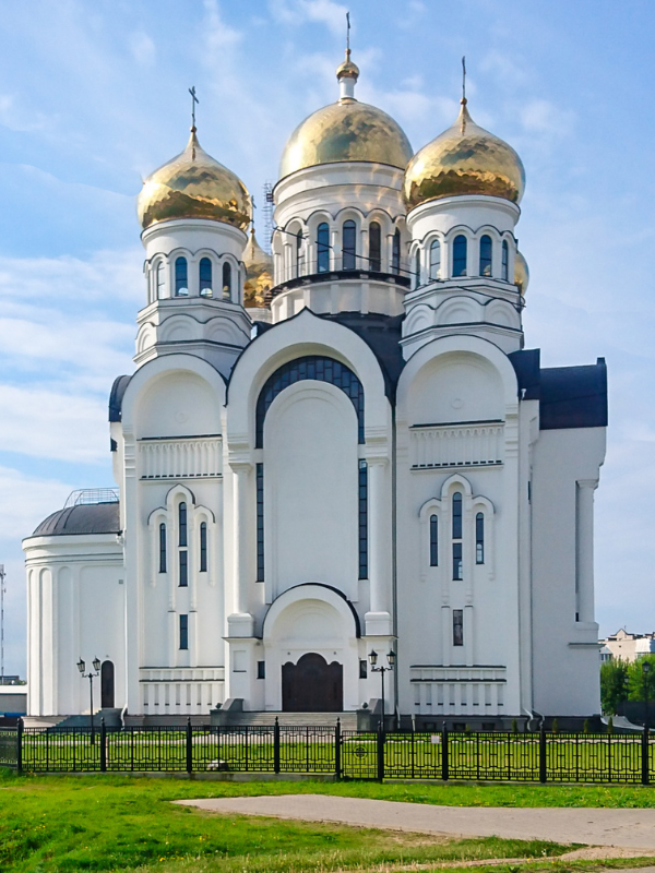 Большая компания друзей путешественников