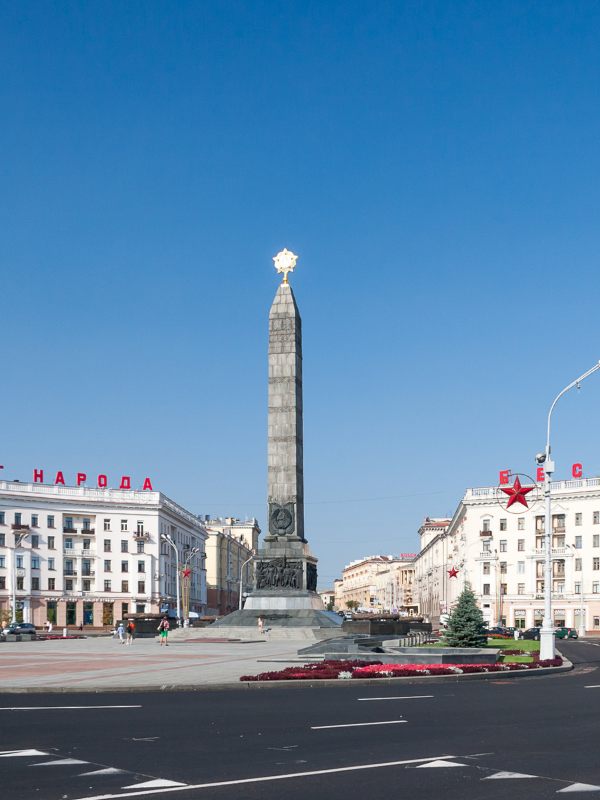 Большая компания друзей путешественников