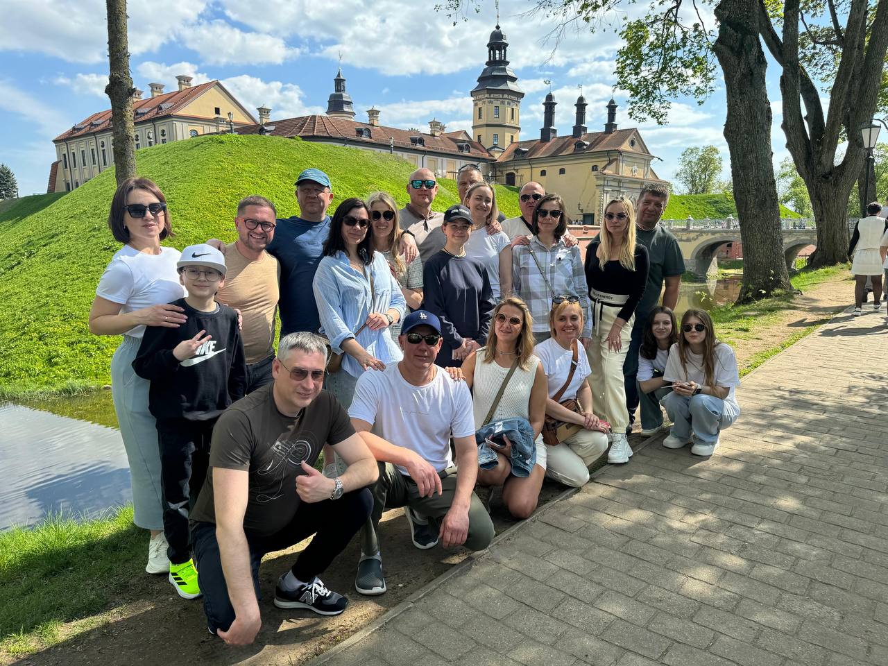 Большая компания друзей путешественников