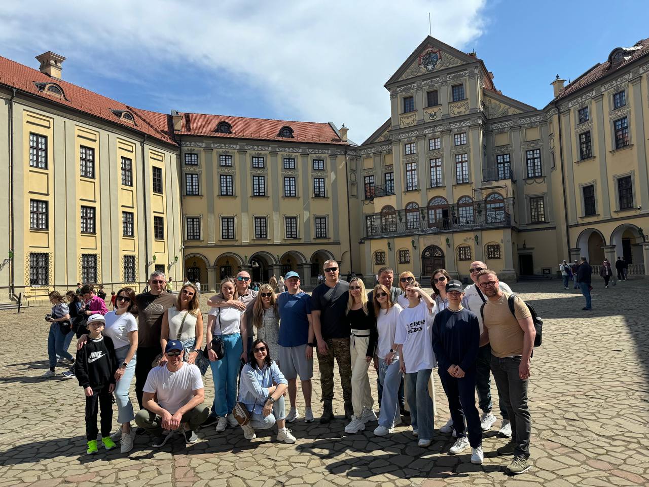 Большая компания друзей путешественников