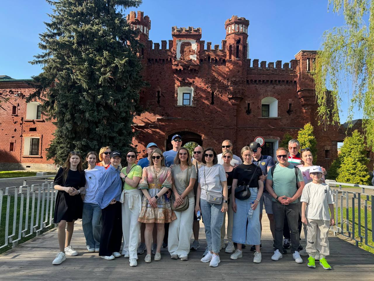 Большая компания друзей путешественников