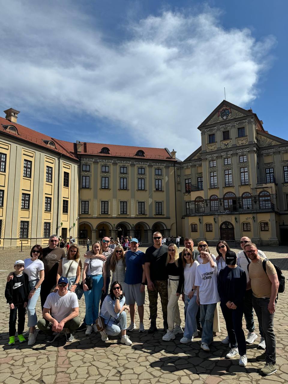 Большая компания друзей путешественников