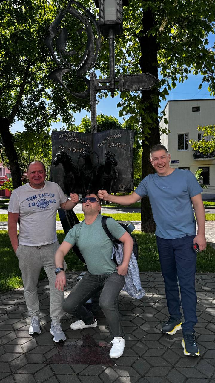 Большая компания друзей путешественников