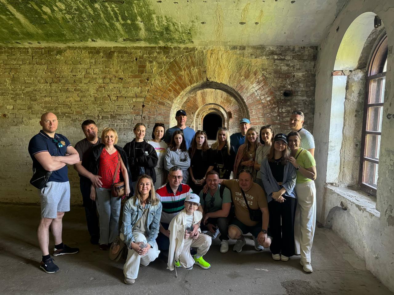 Большая компания друзей путешественников